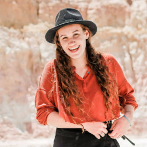 Meet your Posher, Mikayla - Picture 1 of 1